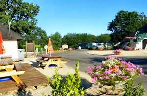 Camping Municipal Le Vieux Châtel - Campingplatz Terrasse