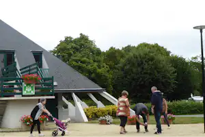 Camping Municipal Le Vieux Châtel - Petanque auf dem Campingplatz
