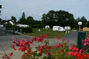 Camping Municipal Le Vieux Châtel - Stellplätze und Blümen