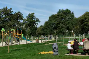 Camping Municipal Le Vieux Châtel - kinderspielplatz auf dem campingplatz