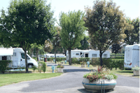 Camping Municipal Les Bords de Besbre - Allee mit Wohnmobilen in Parzellen