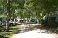 Camping municipal -Les Bords de Lyonne- - Wohnmobil- und  Wohnwagenstellplätze im Schatten der Bäume
