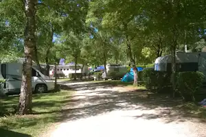 Camping municipal -Les Bords de Lyonne- - Wohnmobil- und Wohnwagenstellplätze im Schatten der Bäume