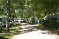Camping municipal -Les Bords de Lyonne- - Wohnmobil- und  Wohnwagenstellplätze im Schatten der Bäume
