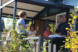 Camping Municipal Les Feuilles - Gäste auf der Veranda vom Mobilheim auf dem Campingplatz