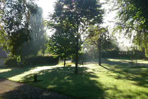 Camping Municipal Les Feuilles - Wohnwagen- und Zeltstellplatz vom Campingplatz im Grünen