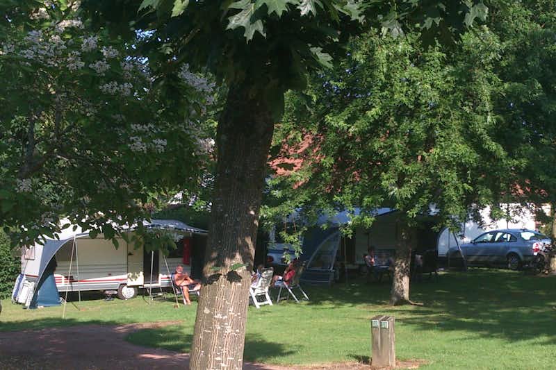 Camping Municipal Les Feuilles - Wohnwagen- und Zeltstellplatz vom Campingplatz zwischen Bäumen
