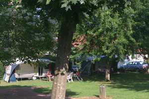 Camping Municipal Les Feuilles - Wohnwagen- und Zeltstellplatz vom Campingplatz zwischen Bäumen