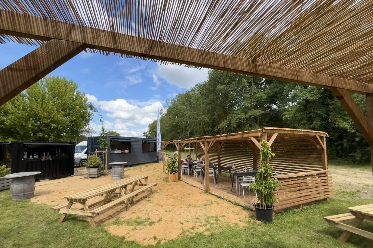 Camping du Lion d'Angers Aquadis Loisirs - Guinguette auf dem Campingplatz mit überdachten Sitzgelegenheiten und Bar