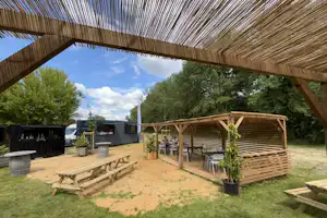 Camping du Lion d'Angers Aquadis Loisirs - Guinguette auf dem Campingplatz mit überdachten Sitzgelegenheiten und Bar