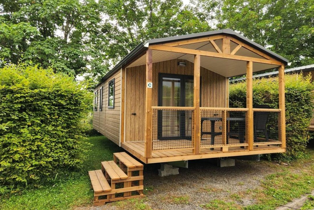 Camping Domaine Les Genêts  Camping Municipal Les Genêts  - Mobilheim mit Terrasse auf dem Campingplatz