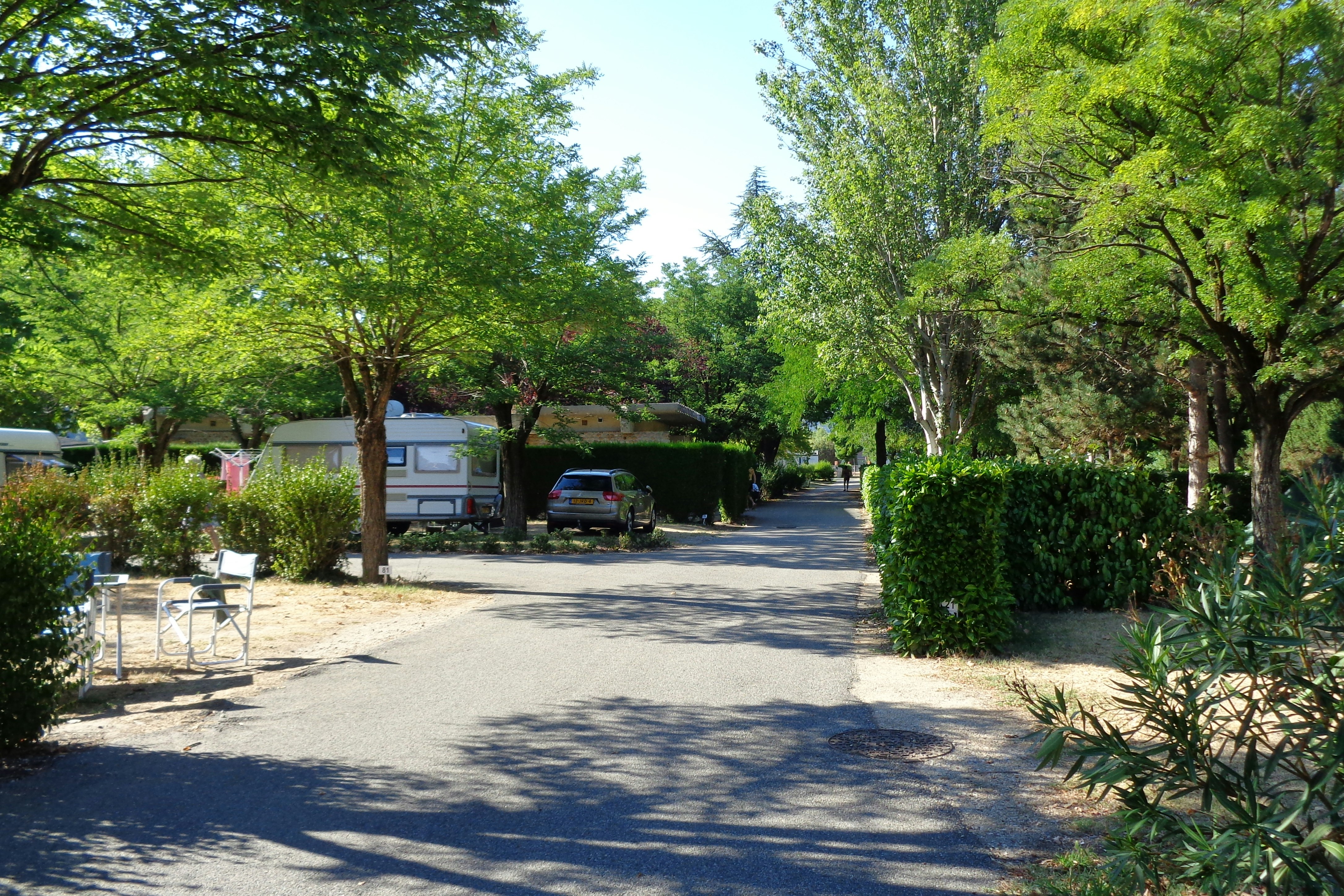 Camping Municipal Les Iles-de-Silon  - Gehweg auf dem Wohnwagenstellplatz und Wohnmobilstellplatz vom Campingplatz