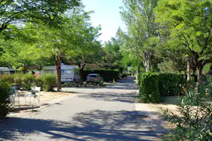 Camping Municipal Les Iles-de-Silon - Gehweg auf dem Wohnwagenstellplatz und Wohnmobilstellplatz vom Campingplatz