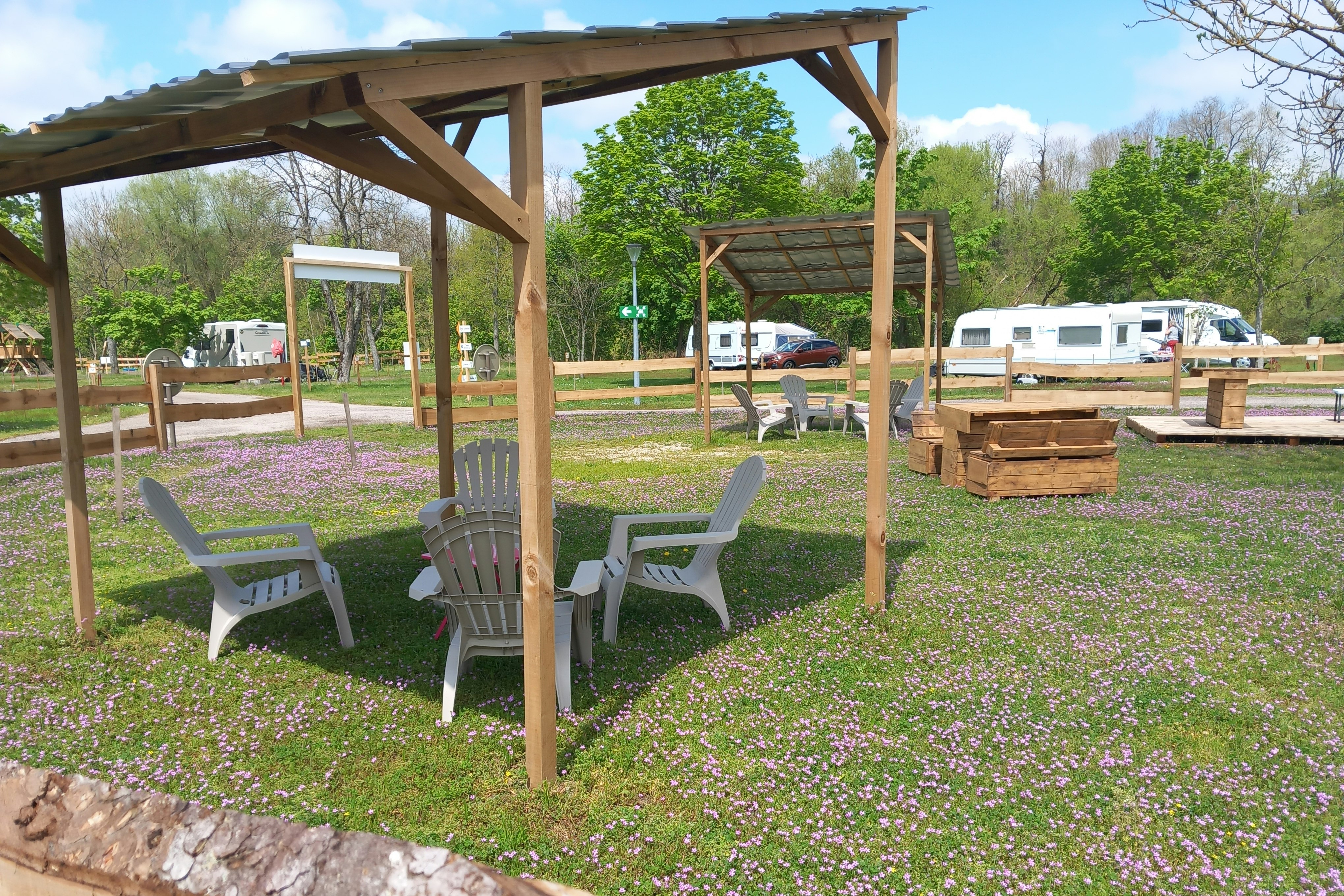 Camping l'ile aux mille Charmes Campingbereich für Camper mit Zelt, Motorrad oder Fahrrad