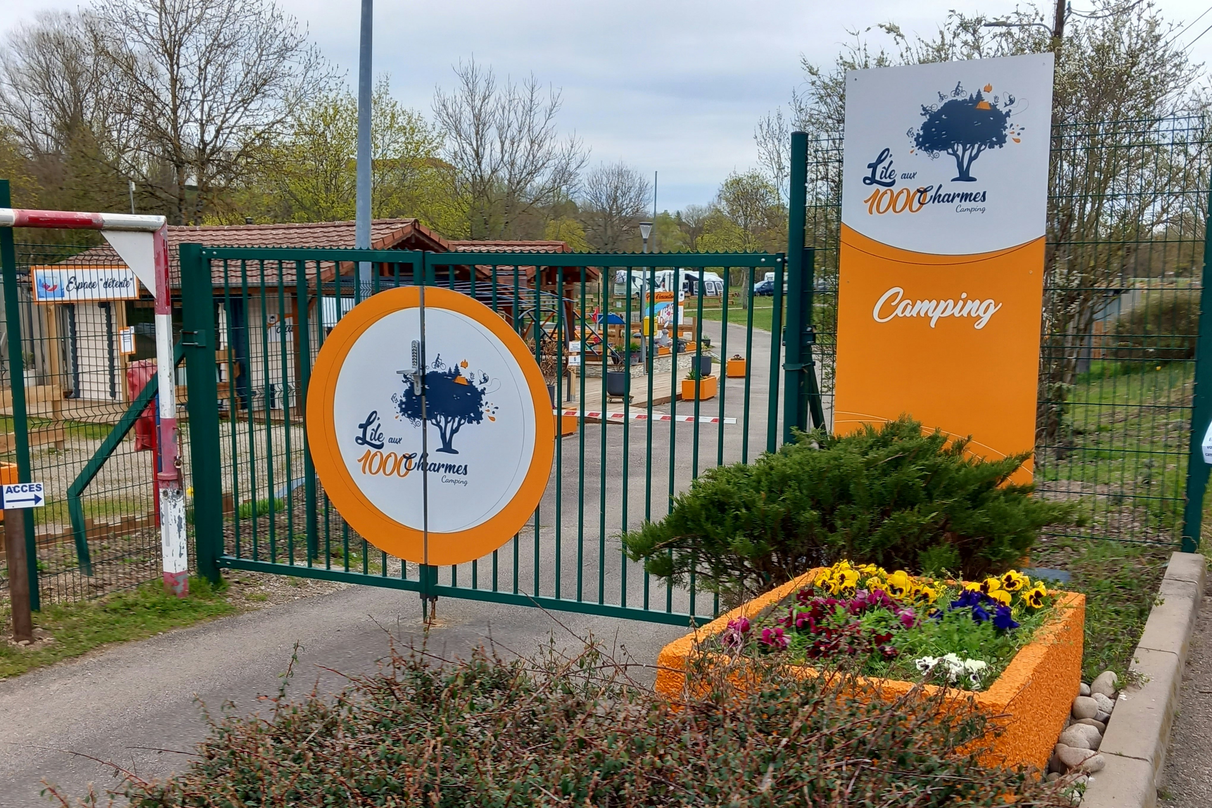 Camping l'ile aux mille Charmes Eingang zum Campingplatz