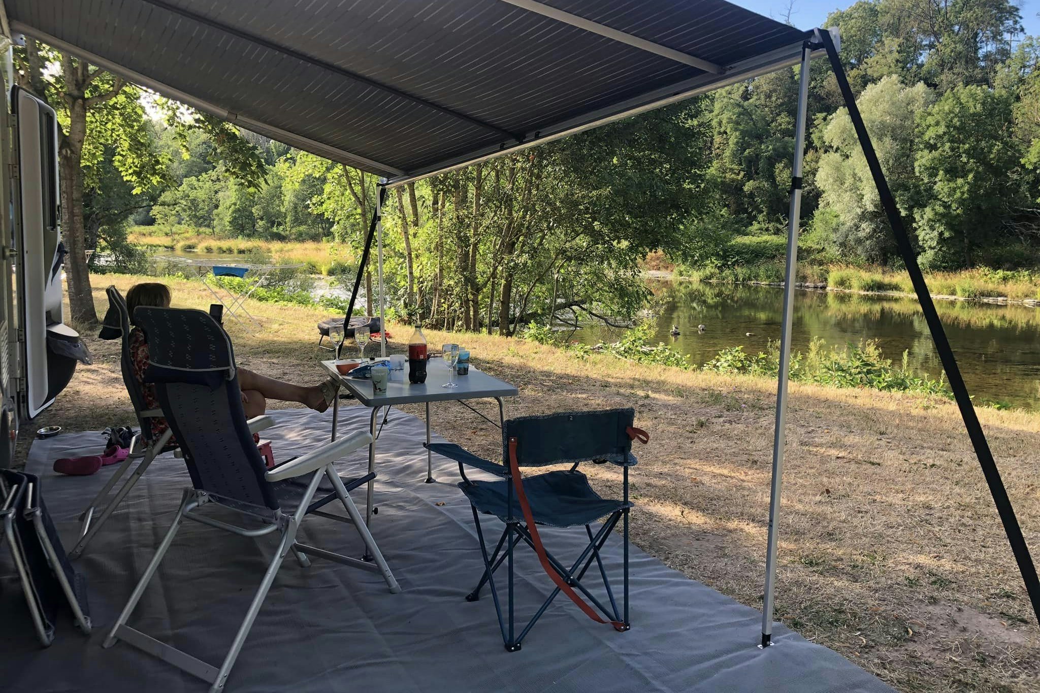 Camping l'ile aux mille Charmes Standplatz direkt am Fluss