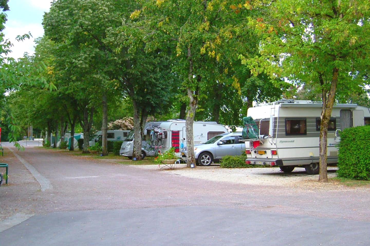 Camping Municipal Louis Rigoly - Wohnwagen- und Zeltstellplatz im Grünen auf dem Campingplatz