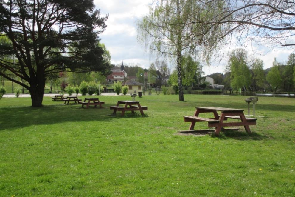 Camping Koawa Ramstein Plage - Wiese mit Picknicktischen auf dem Campingplatz