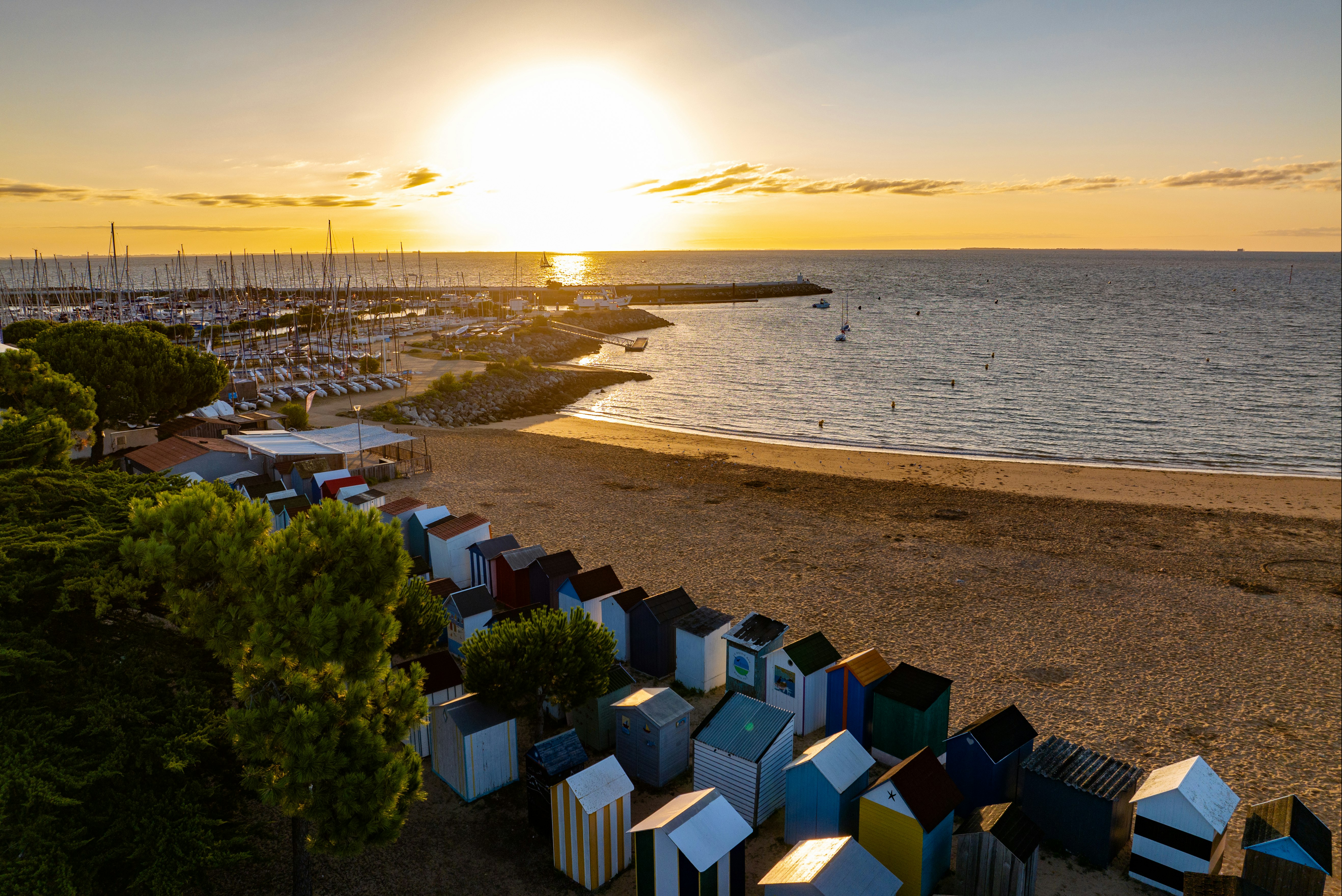 Le Soubregeon  Camping Municipal Saint-Denis d'Oléron - Blick auf den Strand und den Hafen bei Sonnenuntergang