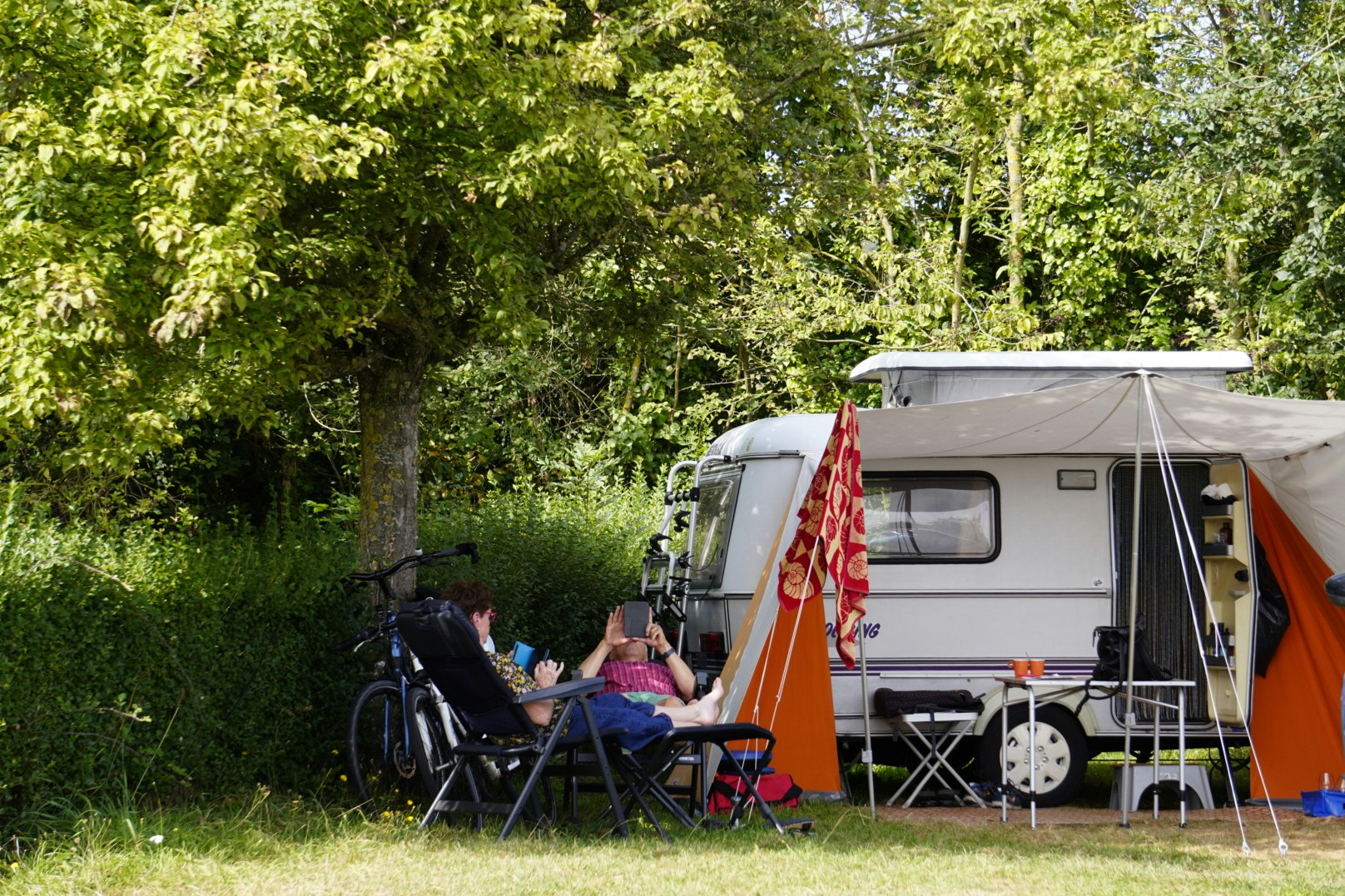 Onlycamp Camping Sous les Pommiers  Camping Municipal Sous les Pommiers - Wohnwagen auf Standplatz