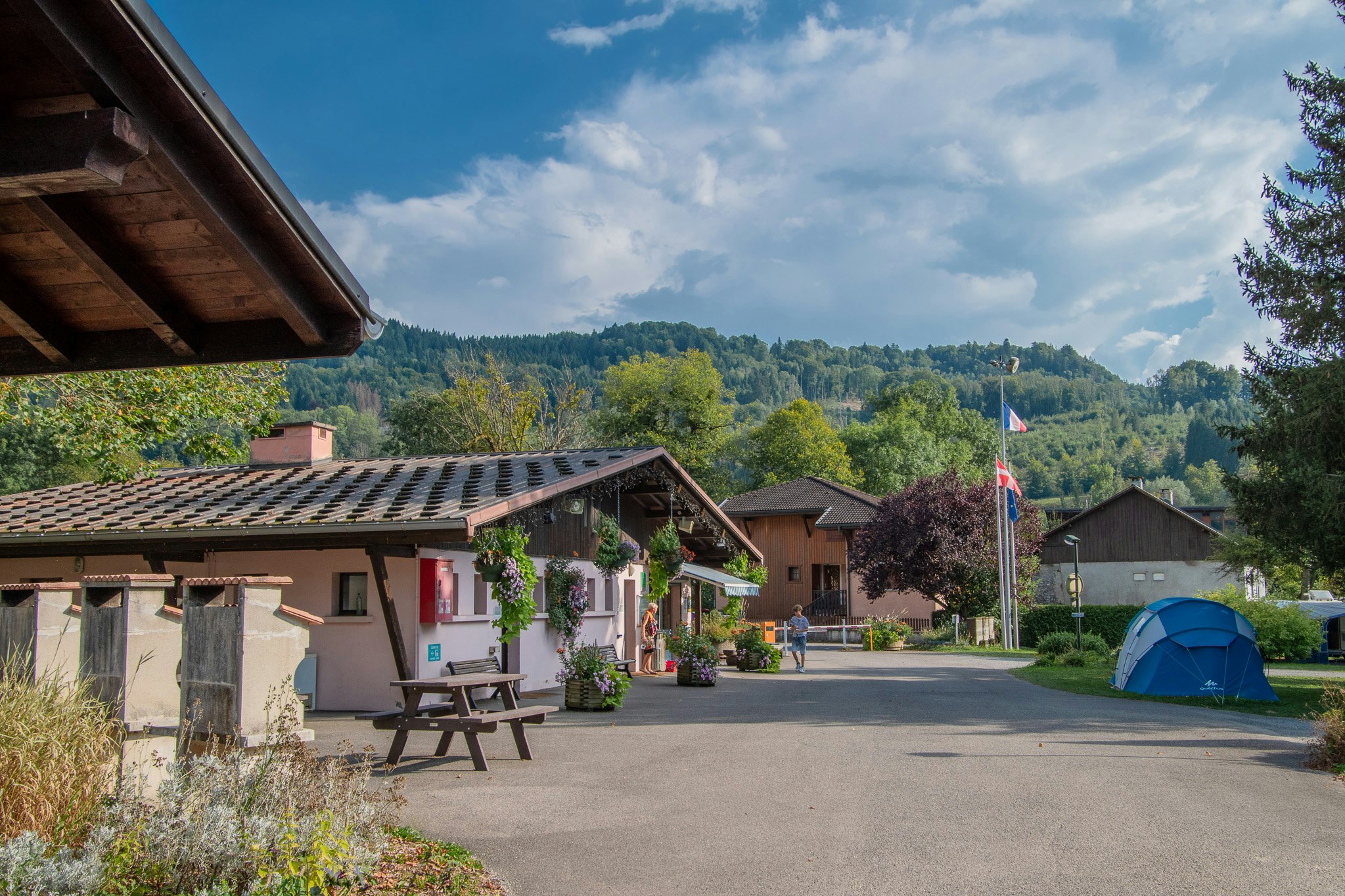 Onlycamp Camping Les Thézières  Camping Municipal Thézières - Blick auf den Campingplatz