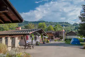 Onlycamp Camping Les Thézières Camping Municipal Thézières - Blick auf den Campingplatz