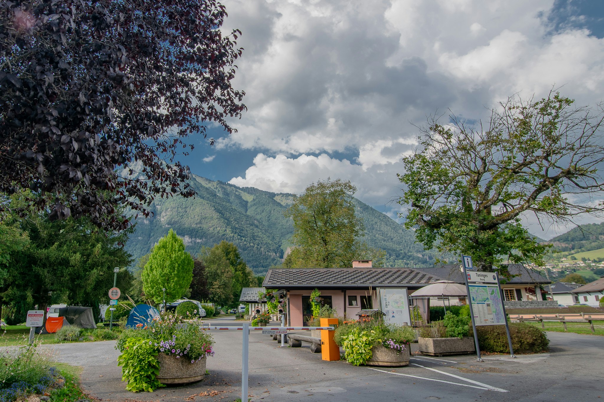 Onlycamp Camping Les Thézières  Camping Municipal Thézières - Einfahrt des Campingplatzes