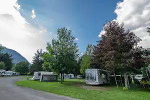 Onlycamp Camping Les Thézières Camping Municipal Thézières - Standplätze im Grünen auf dem Campingplatz