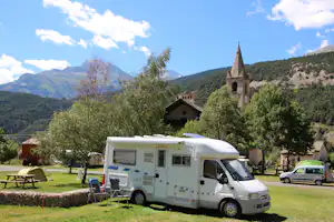 Camping Municipal Val d'Ambin - Camping Municipal Val d'Ambin - Wohnwagenstellplätze und Zeltplätze auf dem Campingplatz mit Blick auf die Kirche und die Berge