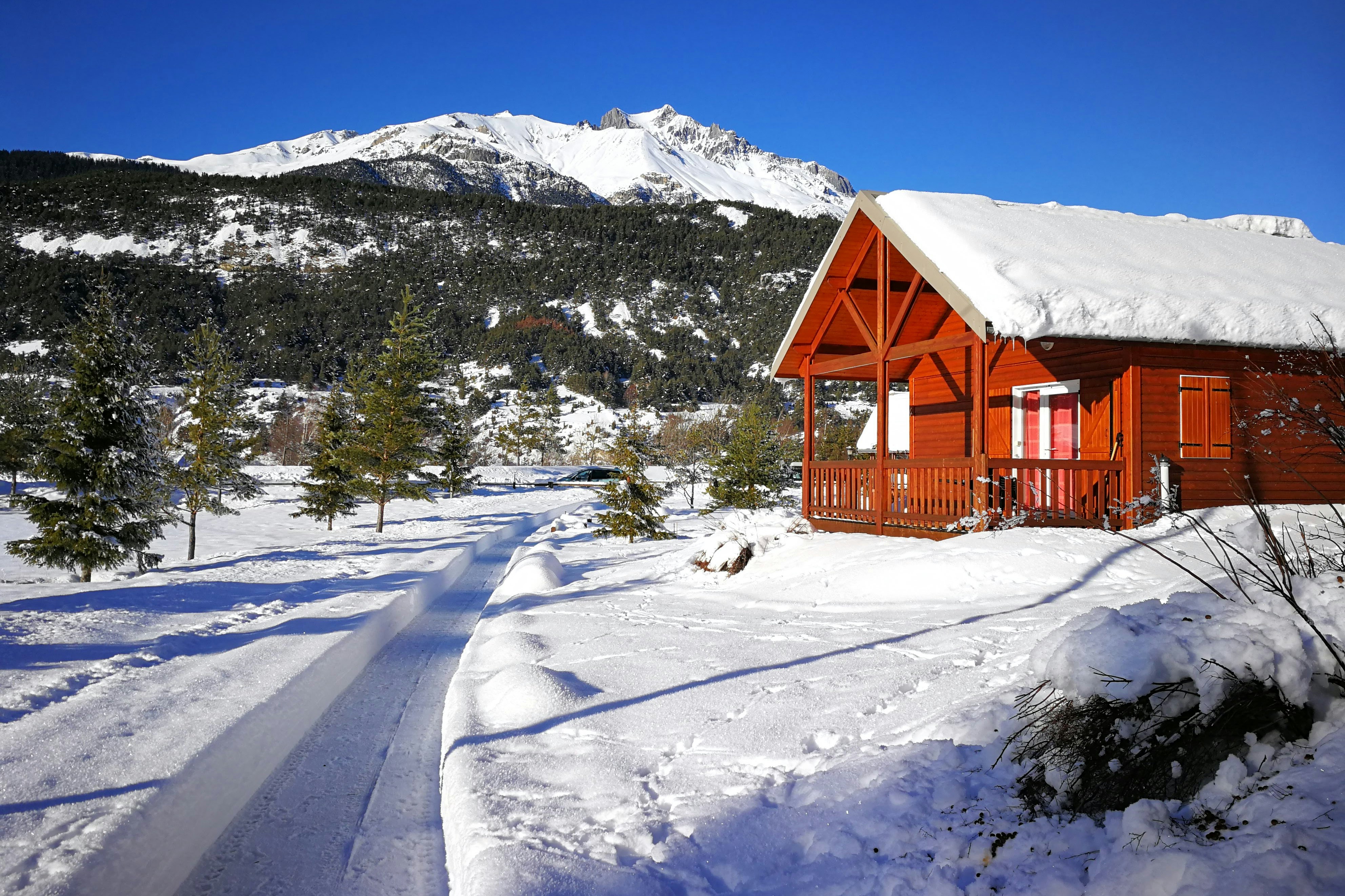 Camping Municipal Val d'Ambin - Schneebedecktes Chalet auf dem Campingplatz mit Blick auf die Berge 