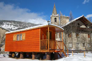 Camping Municipal Val d'Ambin - Schneebedecktes Zirkuswagen auf dem Campingplatz