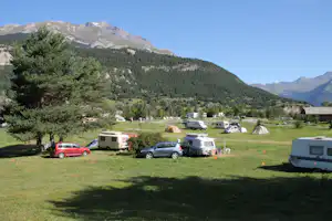 Camping Municipal Val d'Ambin - Wohnwagenstellplätze auf dem Campingplatz mit Blick auf die Berge