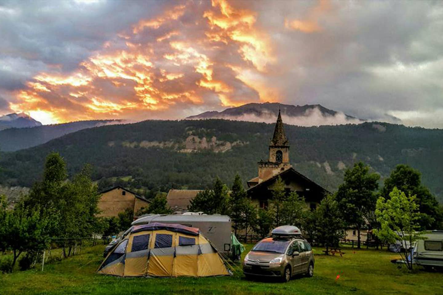 Camping Municipal Val d'Ambin -  Zeltplätze auf dem Campingplatz mit Blick auf die Kirche und die Berge
