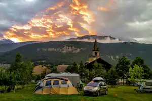 Camping Municipal Val d'Ambin - Zeltplätze auf dem Campingplatz mit Blick auf die Kirche und die Berge
