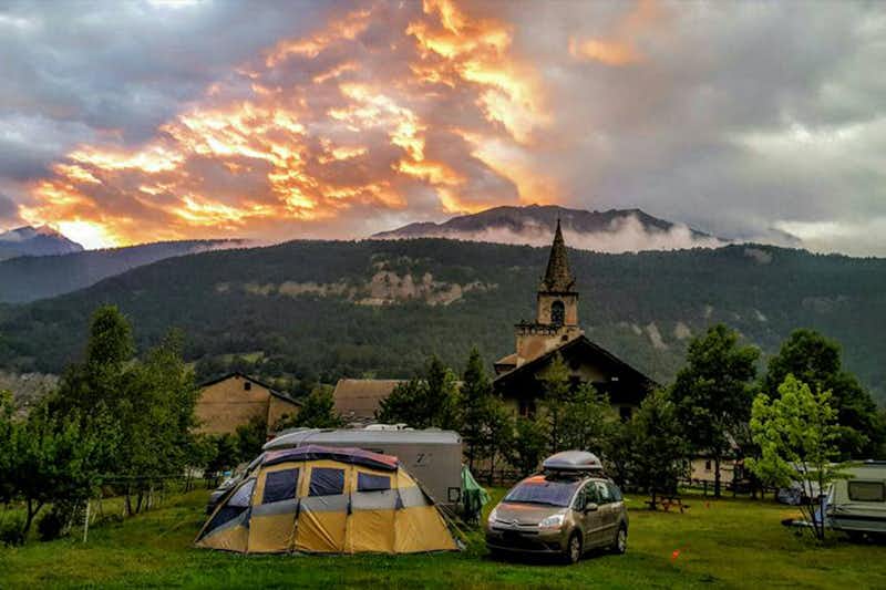 Camping Municipal Val d'Ambin -  Zeltplätze auf dem Campingplatz mit Blick auf die Kirche und die Berge