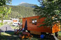 Camping Municipal Val d'Ambin - Zirkuswagen und Wohnwagenstellplatz  auf dem Campingplatz mit Blick auf die Berge
