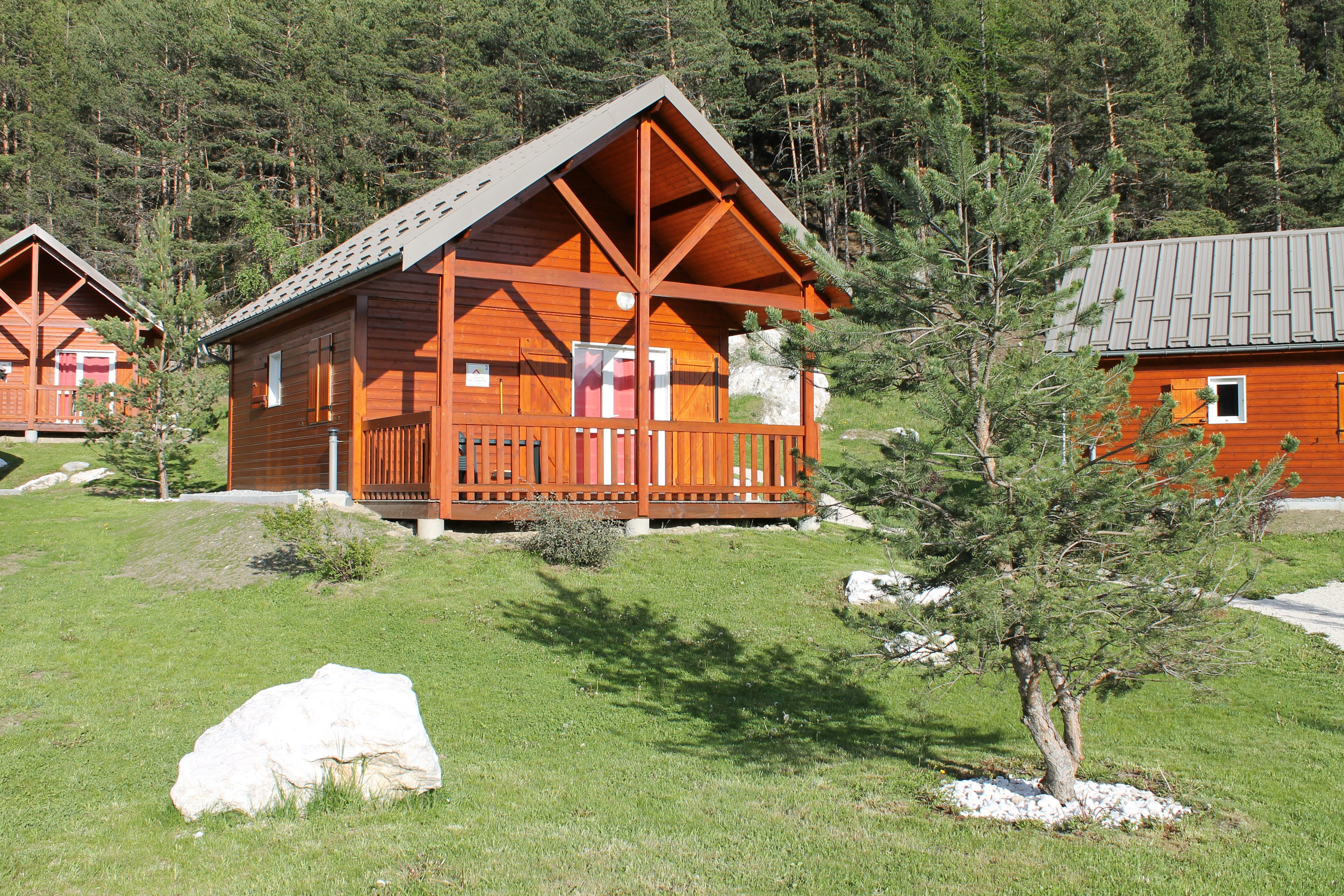 Camping Municipal Val d'Ambin -  Chalet mit Veranda im Grünen auf dem Campingplatz  --