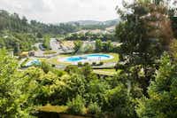 Camping Municipal Vila Real  -  Blick auf den Pool vom Campingplatz