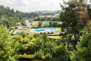 Camping Municipal Vila Real - Blick auf den Pool vom Campingplatz