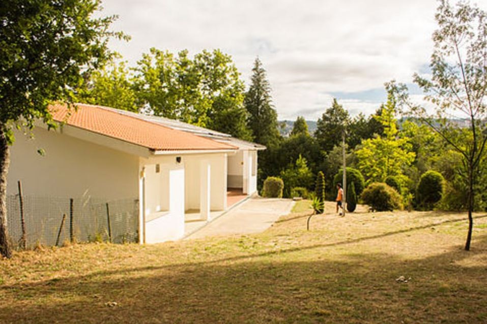 Camping Municipal Vila Real  -  Sanitärgebäude vom Campingplatz im Grünen