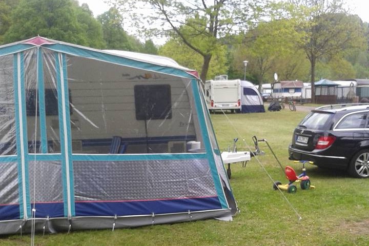 Camping Municipal Vila Real -  Wohnwagenstellplätze im Grünen auf dem Campingplatz