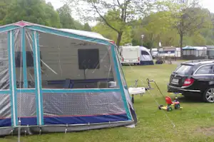 Camping Municipal Vila Real - Wohnwagenstellplätze im Grünen auf dem Campingplatz