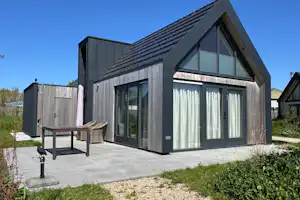 Camping Muralt - Mobilheim mit Terrasse auf dem Campingplatz