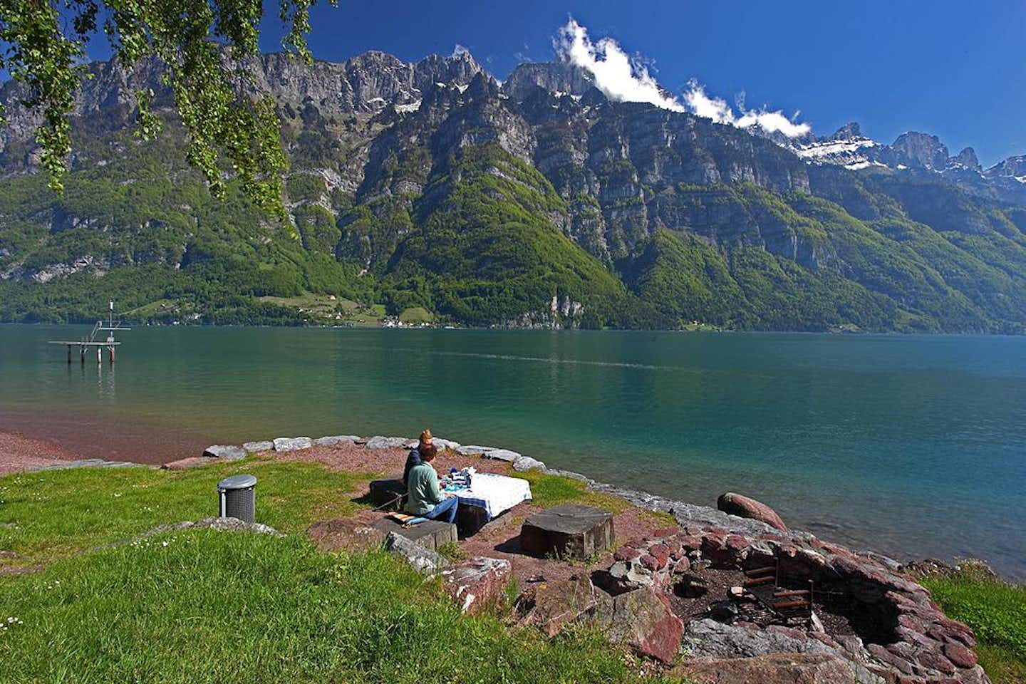 Camping Murg am See  -  Picknick am Walensee mit Panoramablick auf die Berge