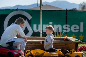 Camping Murinsel - Kinder am Sandkasten vom Spielplatz des Campingplatzes