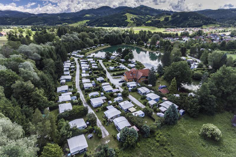Camping Murinsel - Luftaufnahme vom Campingplatz, dem See und den umliegenden Bergen