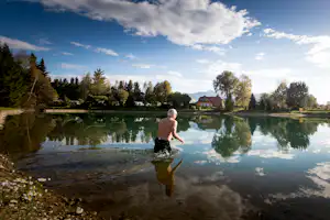 Camping Murinsel - badender Camper im See am Campingplatz