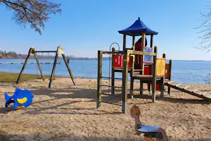 Campingplatz Lange Wisch Camping Musbergwiese - Spielplatz mit Klettergerüst und Schaukeln am See