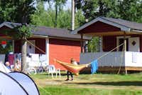 Camping Mycklaflons  - Mobilheim mit Veranda auf dem Campingplatz