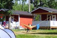 Camping Mycklaflons  - Mobilheim mit Veranda auf dem Campingplatz